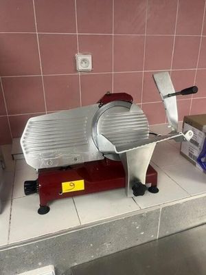 une trancheuse à viande posée sur un plan de travail dans une cuisine