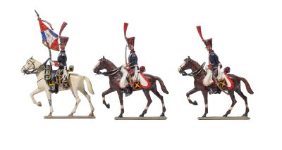 trois figurines représentant des hommes en uniforme à cheval, portant des drapeaux
