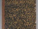 un vieux livre parsemé de taches noires et dorées