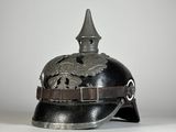 un casque orné d'un dragon sur un fond blanc