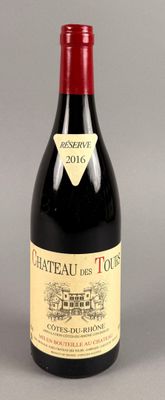 une bouteille de vin posée sur une table