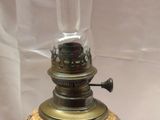 une lampe posée sur une table blanche
