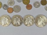 a lot of coins that are on the table