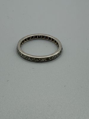 gros plan d'une bague sur une table à fond blanc