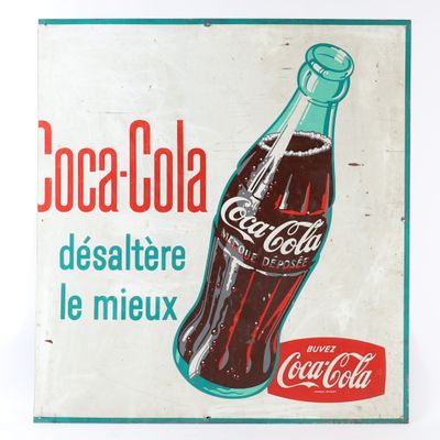 Une vieille enseigne Coca-Cola est affichée sur un fond blanc