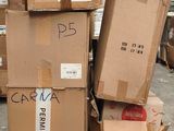 de nombreux cartons empilés les uns sur les autres dans un entrepôt