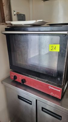 un micro-ondes posé sur un comptoir dans une cuisine