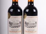 deux bouteilles de vin rouge posées l'une à côté de l'autre sur une table