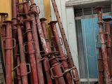 de nombreux tuyaux posés à l'extérieur d'un immeuble