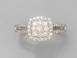 une bague sertie de diamants en grappe, en or blanc 18 carats