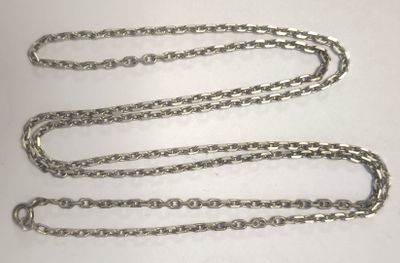 trois morceaux de chaîne en argent sur un fond blanc