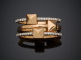 gros plan d'une bague en or avec des diamants sur une surface noire