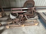 un tas de vieux objets métalliques posés sur une palette dans un garage