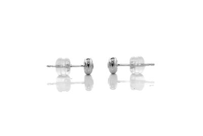 paire de boucles d'oreilles en argent sur fond blanc avec reflet