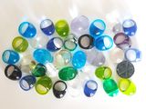 de nombreuses perles en plastique de différentes couleurs sur un fond blanc