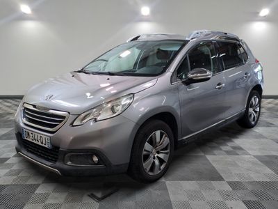 la voiture argentée est garée dans la pièce au sol en damier