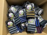de nombreuses paires de chaussettes dans une boîte en carton