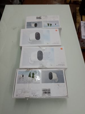 trois boîtes de produits Apple posées sur une table blanche