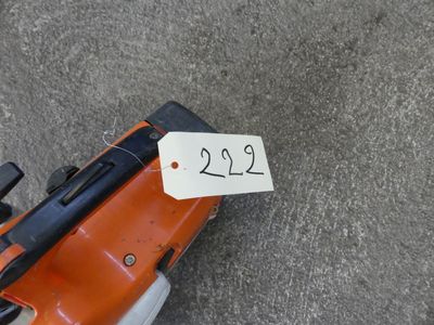 une moto sur laquelle est affichée une étiquette de prix à l'arrière
