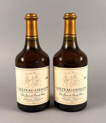 deux bouteilles de vin de Château Chablon posées l'une à côté de l'autre