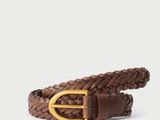 une ceinture marron avec une boucle dorée sur fond blanc