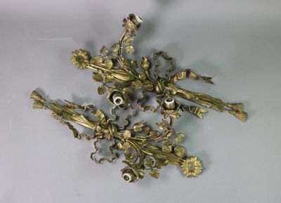 un bouquet de fleurs en laiton sur un fond blanc