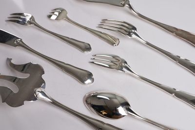 Partie de ménagère en métal argenté à filet violoné comprena…