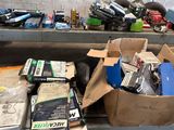 plusieurs cartons contenant divers appareils électroniques, posés sur une table