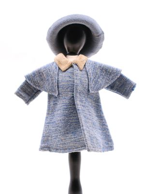 un mannequin vêtu d'un manteau bleu et d'un nœud papillon