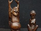 une statue représentant un homme assis à côté d'une statue représentant une femme