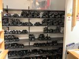 une pièce où il y a beaucoup de chaussures sur les étagères