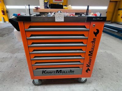 une armoire à outils orange à six tiroirs, montée sur roulettes, dans un entrepôt