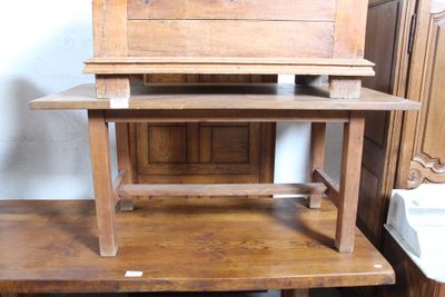 un petit bureau en bois surmonté d'un tiroir