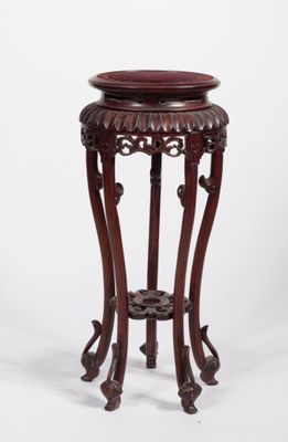 une image représentant une table en bois avec un piètement circulaire