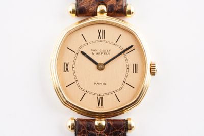 gros plan d'une montre-bracelet avec des chiffres romains