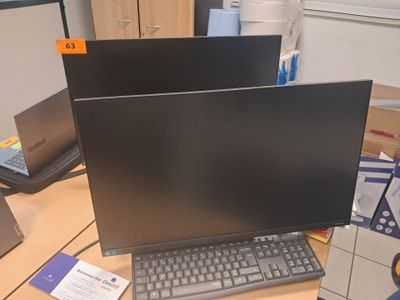 un écran d'ordinateur et un clavier sur un bureau