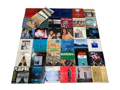 une grande collection de CD de musique et de CD éparpillés par terre