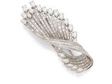 une broche Art déco en diamants et plaquée platine, signée Van Cleef