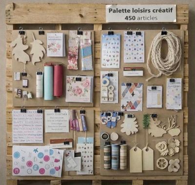une palette en bois sur laquelle sont disposés de nombreux objets d'artisanat