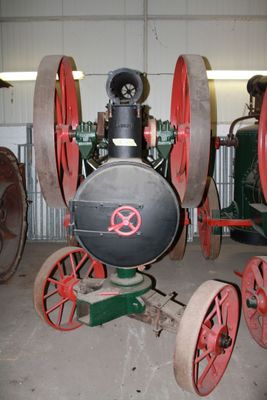 une vieille locomotive à vapeur rangée dans un garage