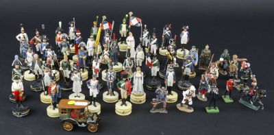 de nombreuses figurines posées sur un fond noir