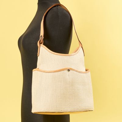 un sac à main de femme sur un mannequin mannequin mannequin mannequin mannequin mannequin mannequin mannequin mannequin manne