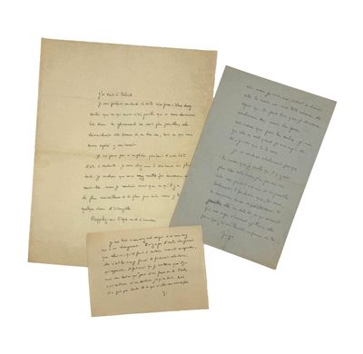 deux vieilles lettres sont posées sur une feuille de papier