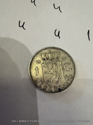 une pièce d'argent posée sur un bout de papier sur lequel il y a des inscriptions