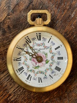 une montre de poche en or ornée d'un motif floral