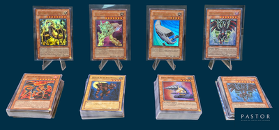 de nombreuses cartes exposées sur une table
