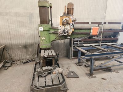 une machine qui se trouve à l'intérieur d'un bâtiment