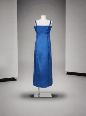 une image d'une robe bleue sur un mannequin