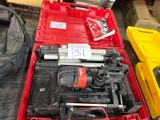 une boîte rouge contenant des outils, posée sur une table
