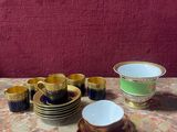 plusieurs tasses et soucoupes posées sur une table